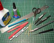 l'outillage de base pour fabriquer des maquettes en carton