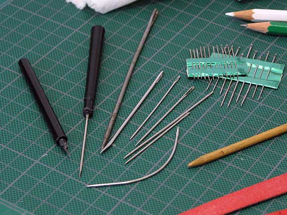 Outillage de base du modéliste en carton